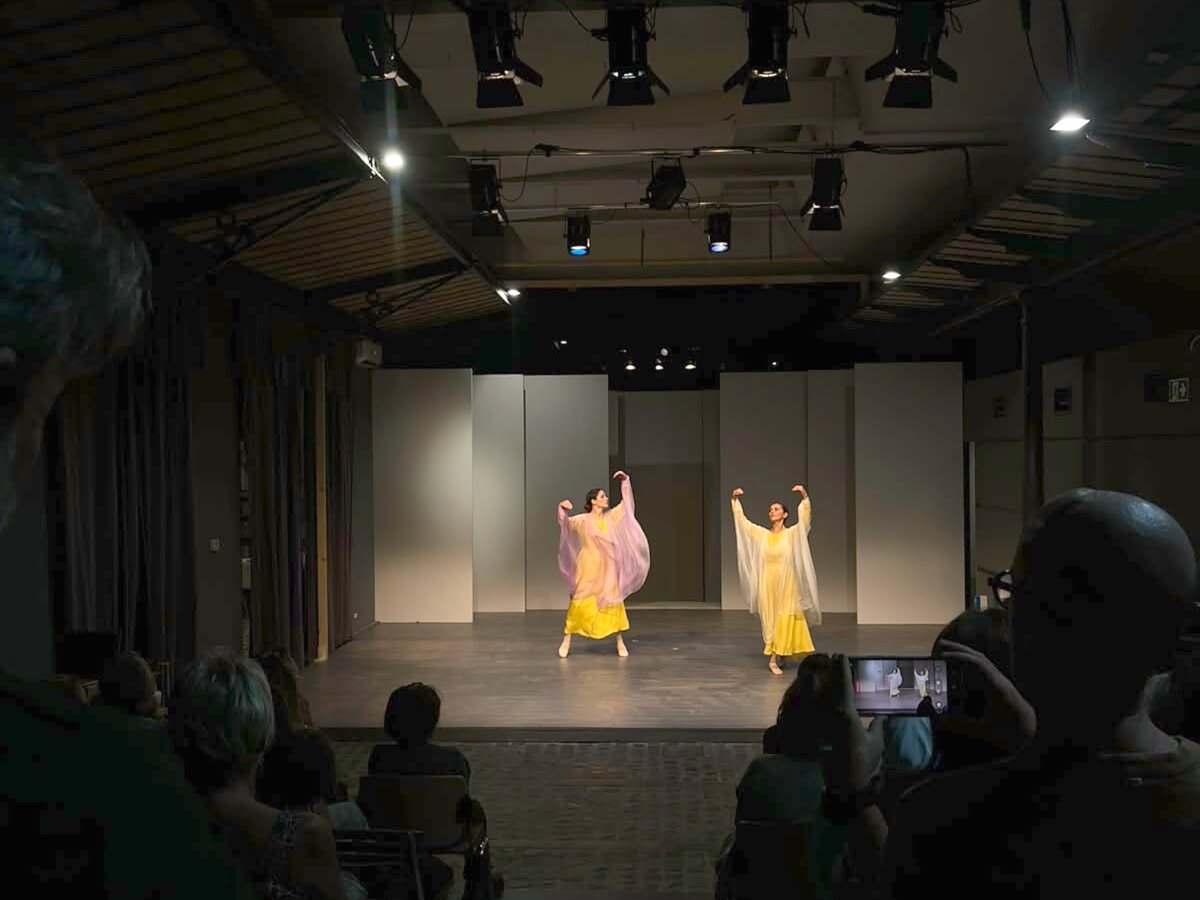 Due euritmiste in costume giallo e lilla sul palco durante lo spettacolo della serata Sekem