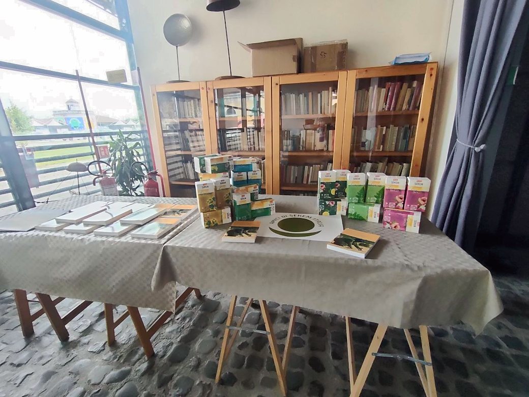 Il tavolo con i prodotti Sekem, i libri e il logo degli Amici di Sekem Italia