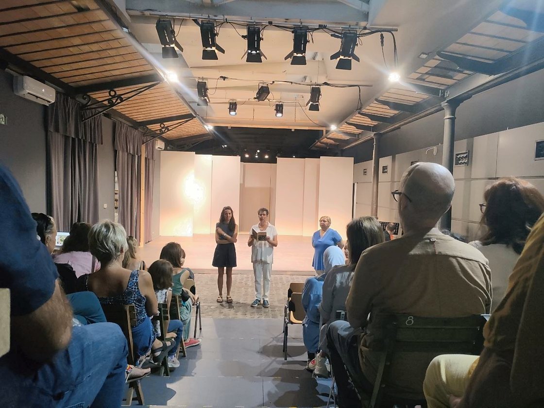 Il pubblico in sala e tre persone davanti al palco durante la serata Sekem
